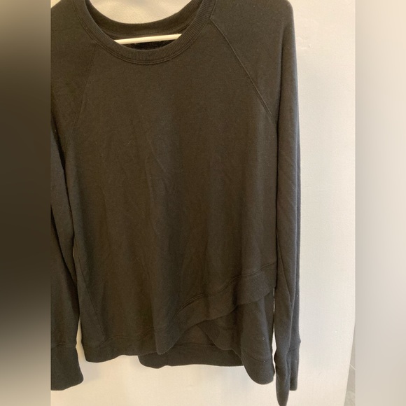 Athleta Criss Cross Sweatshirt In Black Tulip Hem Lightweight size medium - Picture 2 of 4